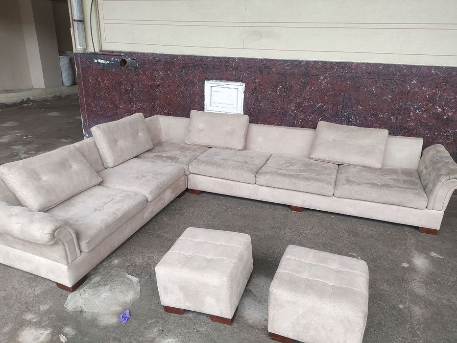 Уголок диван + 2 та пуф сотилади.