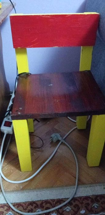 mobilier masuta  din lemn pentru activitati cu 2 scaunele