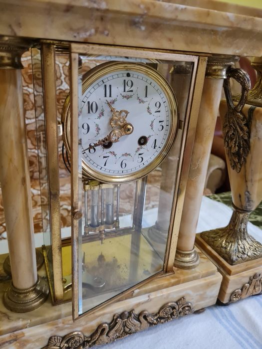 Vand ceas de semineu din marmura cu statuie de bronz