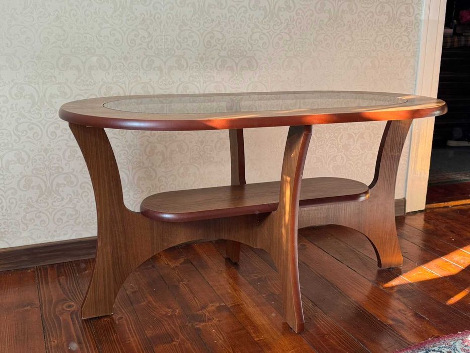 Холна маса с овална форма