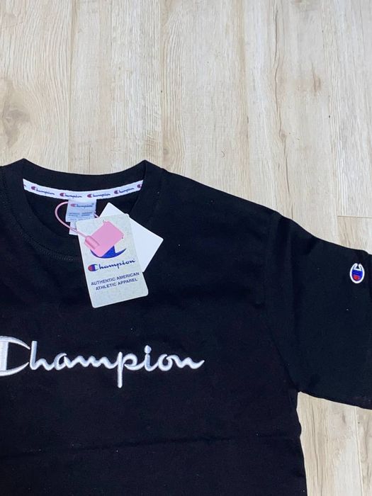 Черная футболка champion