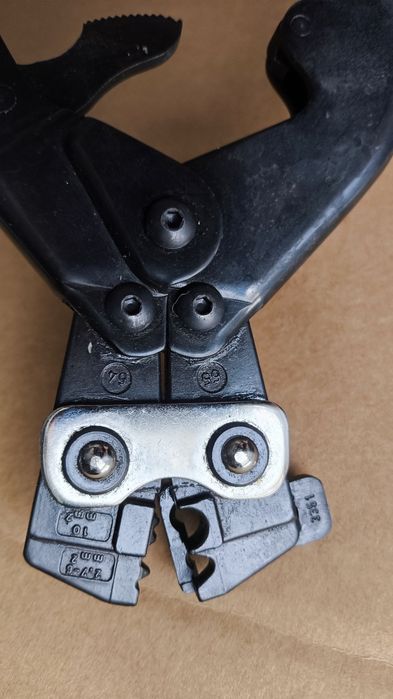 Клещи за кримпване (кербоване) на кабелни обувки и два кабела с гилза