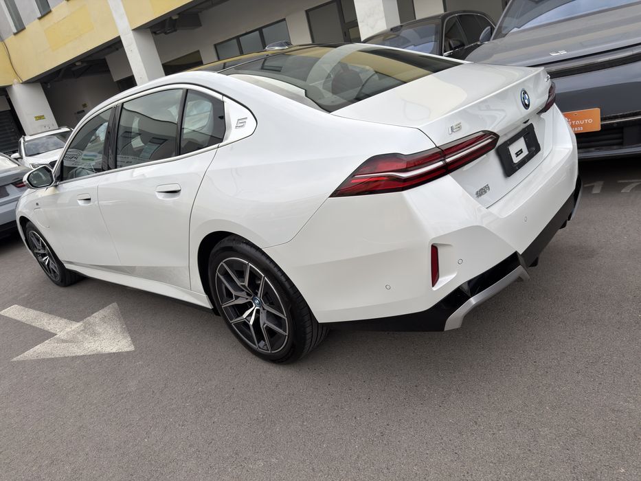 BMW i5 40L M-Sport 2025 yil full dop opsiya