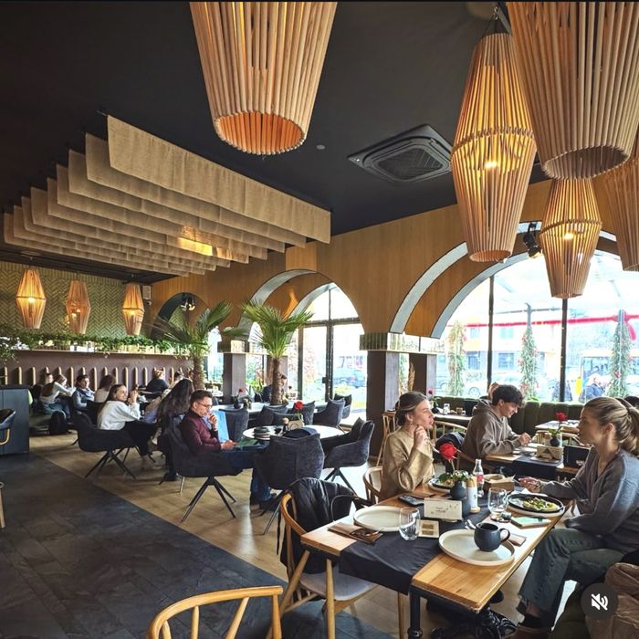 Afacere la cheie. Restaurant premium cu activitate de 3 ani, complet utilat, brand consacrat, chirie 1.300 €/lună.