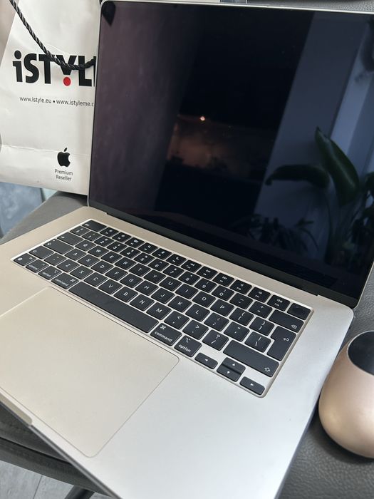 Apple MacBook air Starlight 15.3 inch M2 chip