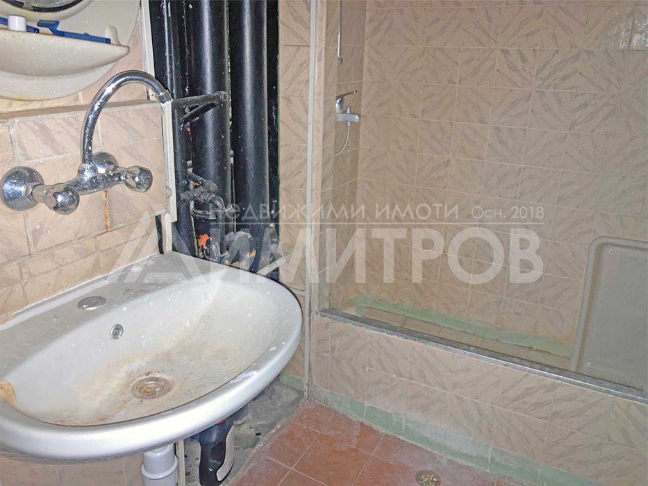 Продава се тристаен апартамент (3+1) 77 кв.м. в саниран блок в гр. Нови пазар в района на Бялта чешма на града.