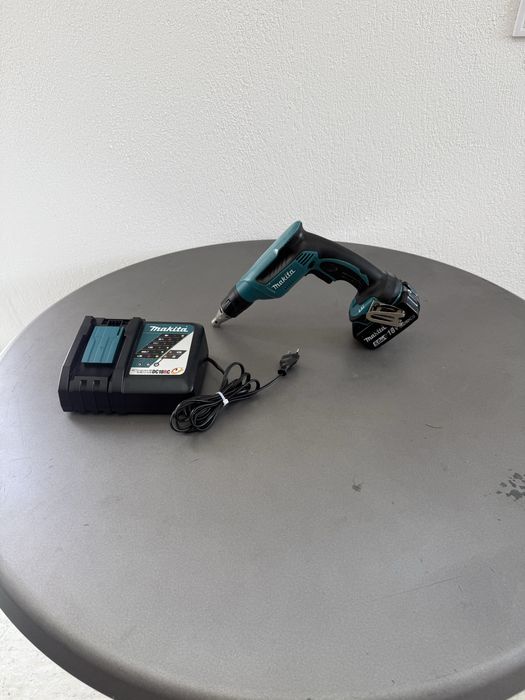 Акумулаторен винтоверт за гипсокартон Makita DFS451 (18V) + Батерия 5.0Ah и Бързо зарядно