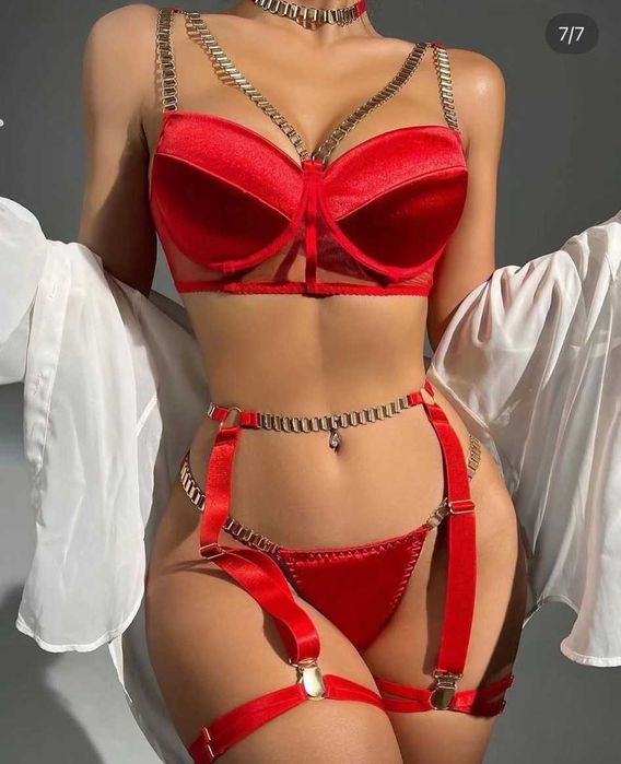 Lenjerie dama „Red Passion” – Satin Premium și Accesorii Aurii catsuit