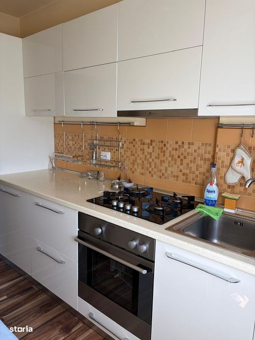Apartament cu 2 camere, balcon deasupra pârâului și vedere spre pădure