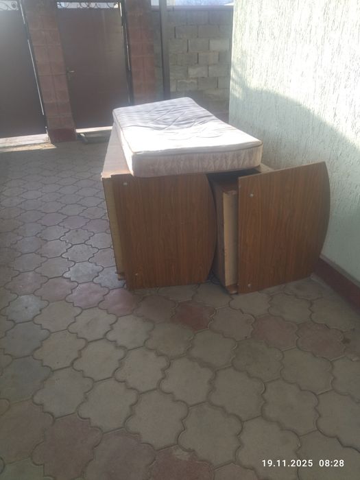 Кровати две с матрасами