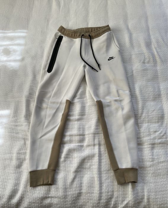 Pantaloni Nike Tech