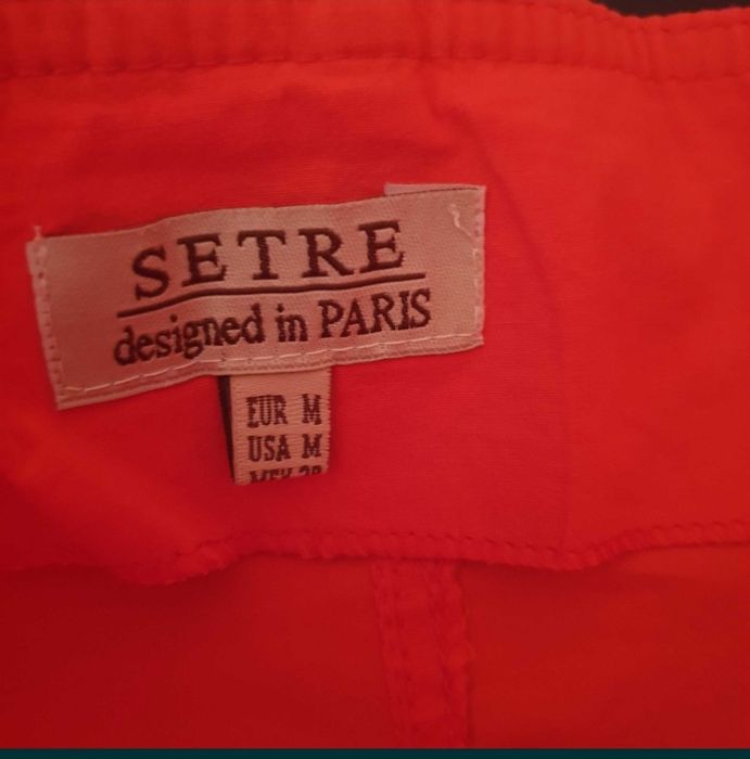 Червена рокля с открити рамене