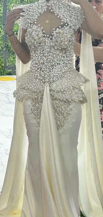 Rochie de mireasa-valdrin sahiti facuta pe comanda in kosovo in stare excelenta. Marimea S merge si xs. Coronita inclusa