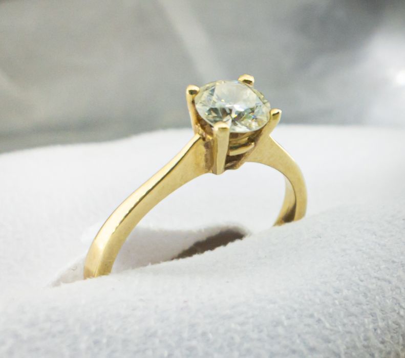 Дамски златен пръстен с брилянт - елегантен и луксозен