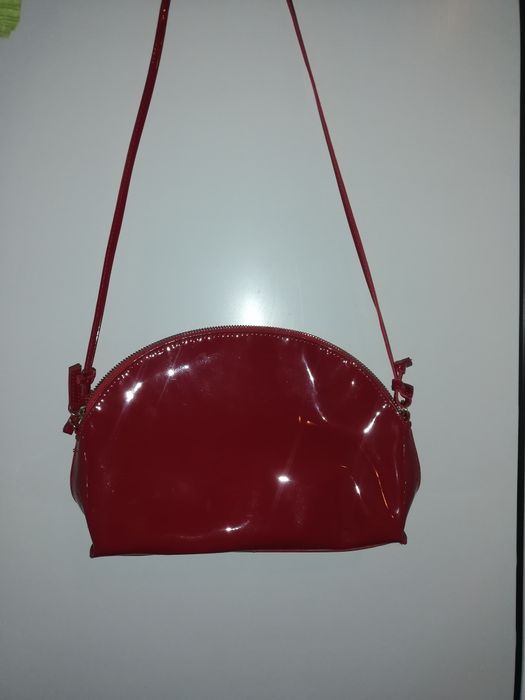 Червена дамска чанта