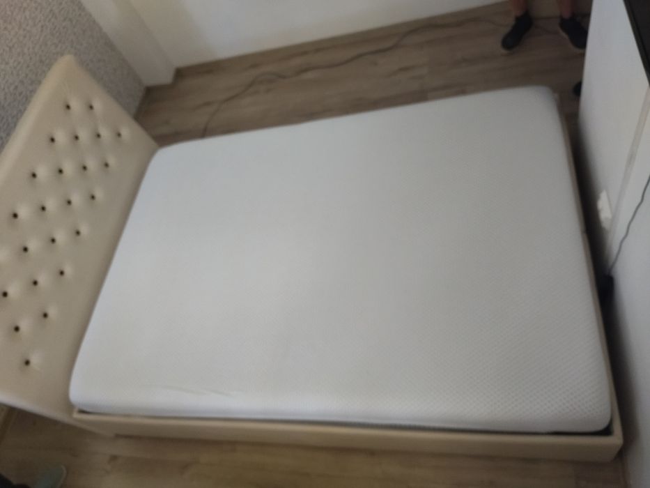Set pat de 1.40/ 2 metri și saltea cu memorie.