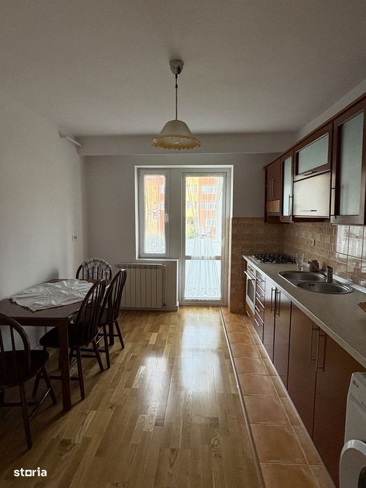 Apartament cu 4 camere, garaj , beci, pod și 3 balcone