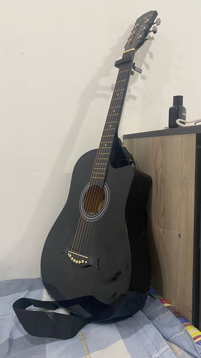 Продам гитару ..