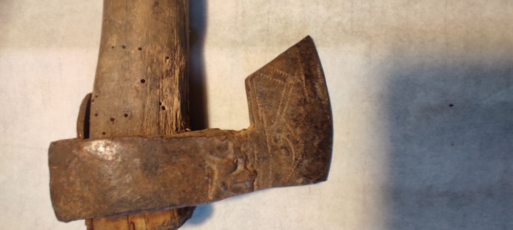 Baltag , topor, sabie veche