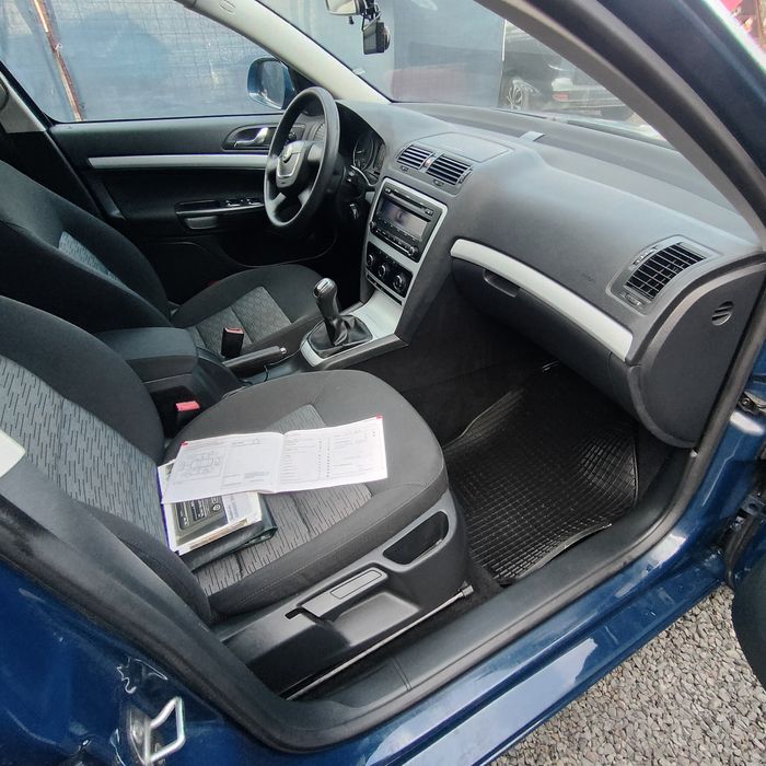 Skoda Octavia benzina 1 6 an2013 cu dotări perfecta stare ieftin GARAN