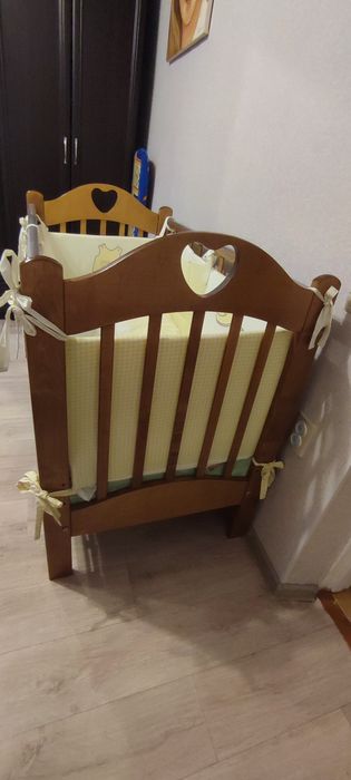 Детская кроватка с бортиками