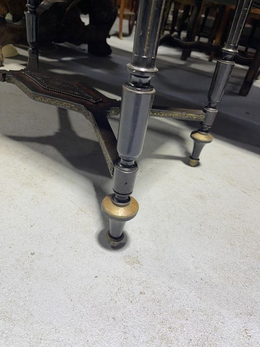 Masa deosebita din lemn, cu intarsii și ornamente bronz, stil Empire