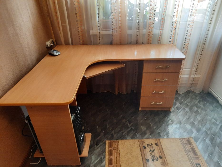 Продам компьютерный стол