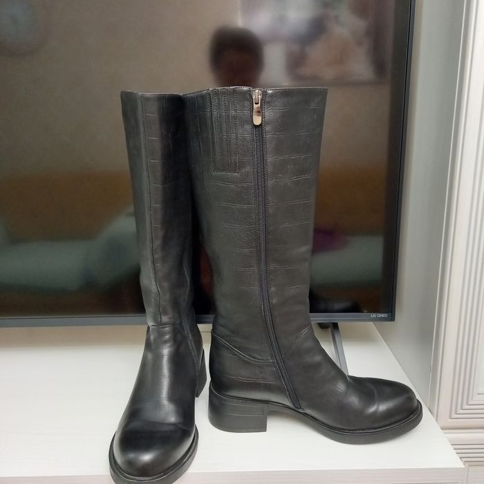 Продаю женские сапоги.