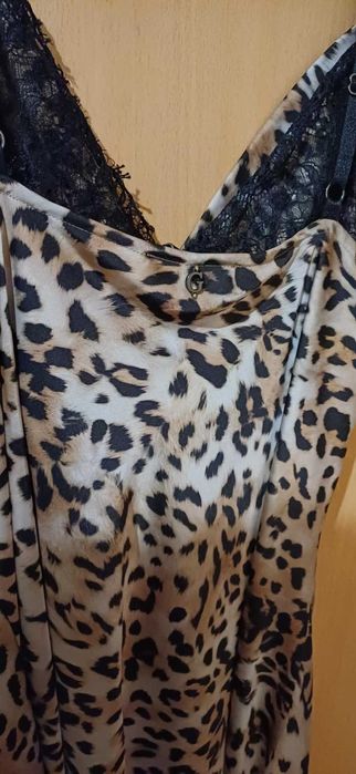 Леопардова сатенена рокля с цепка Guess, оригинална, НОВА