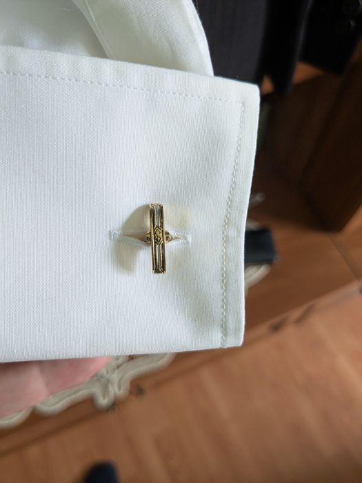 Butoni vintage aurii inscripționați cu mașină de epocă