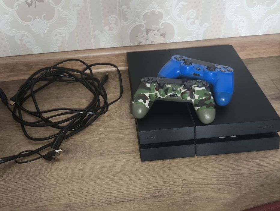 PlayStation 4 1TB 2Джостика + Аккаунт с играми