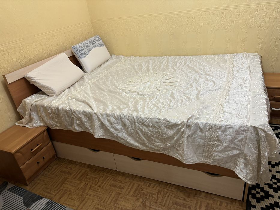 Срочно продам кровать и две тумбочки