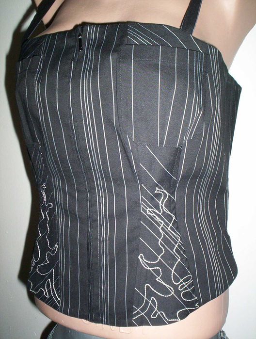 Vestuta Corset Superb stofa neagra dungi Vesta ilic aplicatii colorate