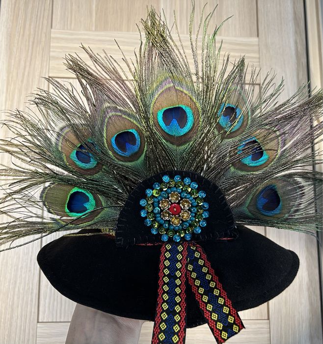 Pălărie cu model traditional cu pene de păun- model petru copii