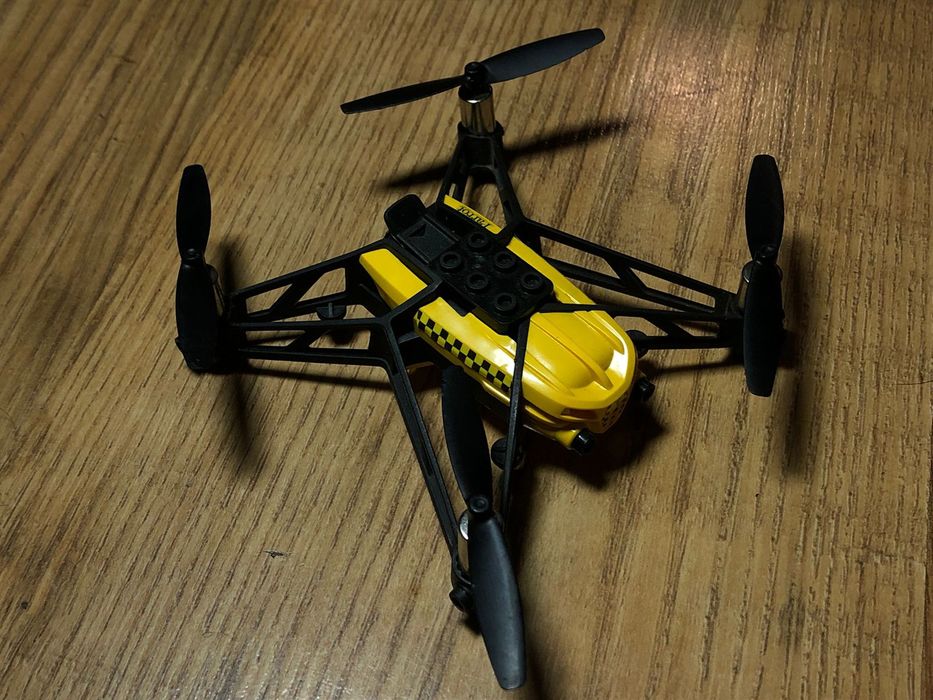 Продам оригальный квадрокоптер марки Parrot
