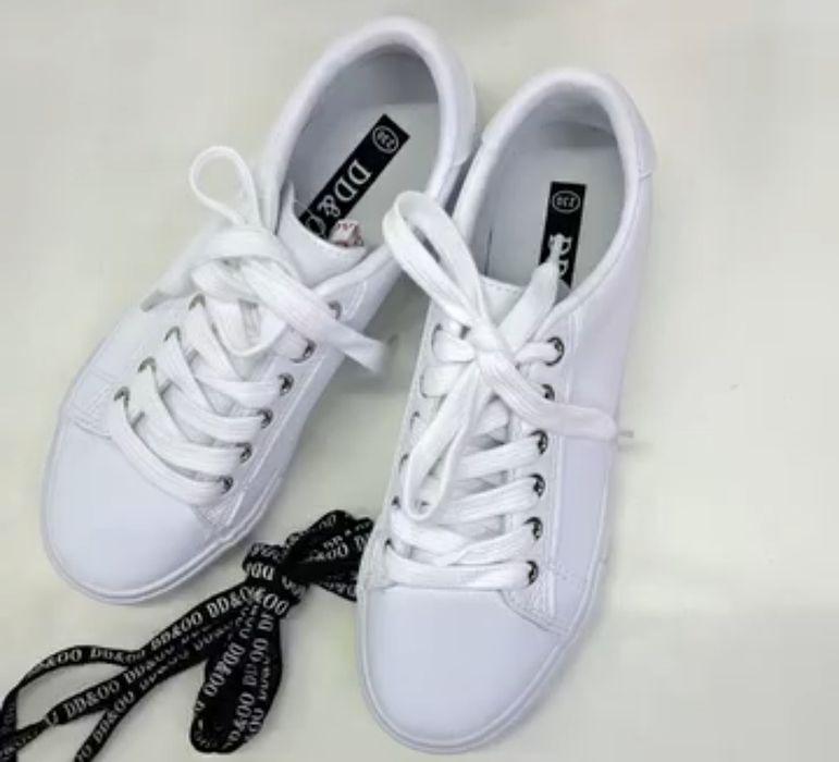 Продам кроссовки женские