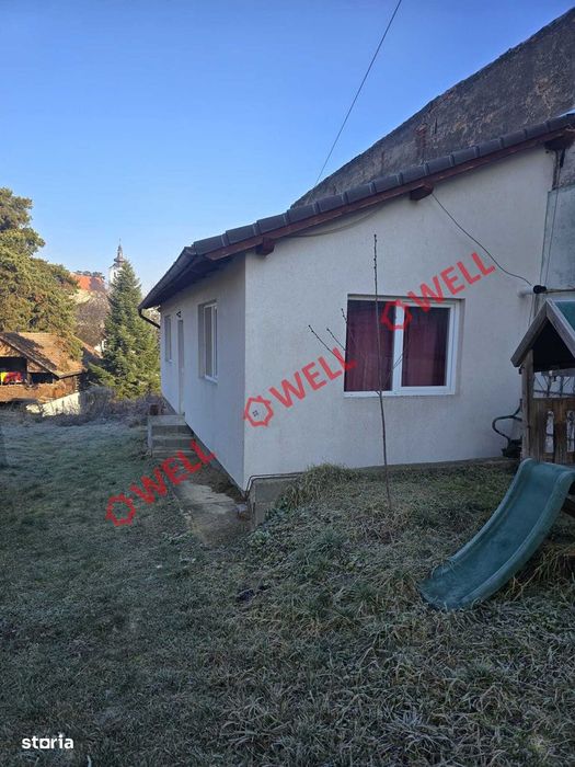Casă din lemn de vânzare pe teren de 896 m²!