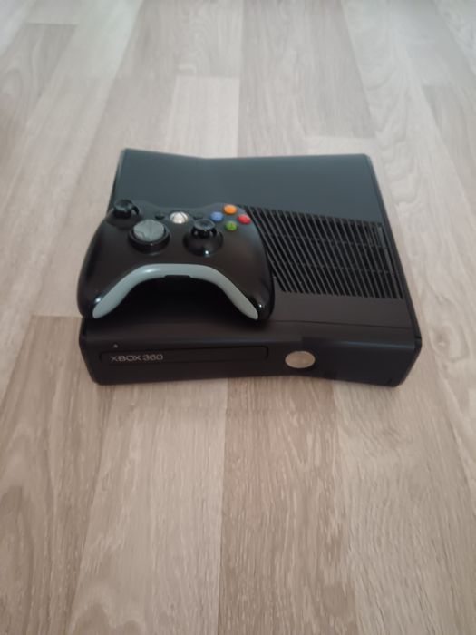 Xbox 360 slim + controller și jocuri