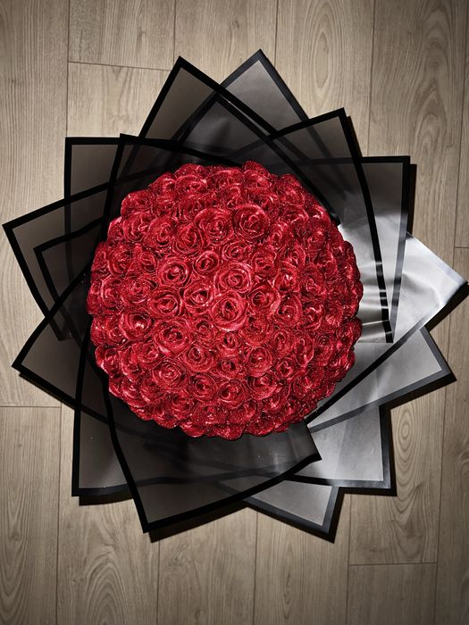 Премиум букет със сатенени рози и персонално