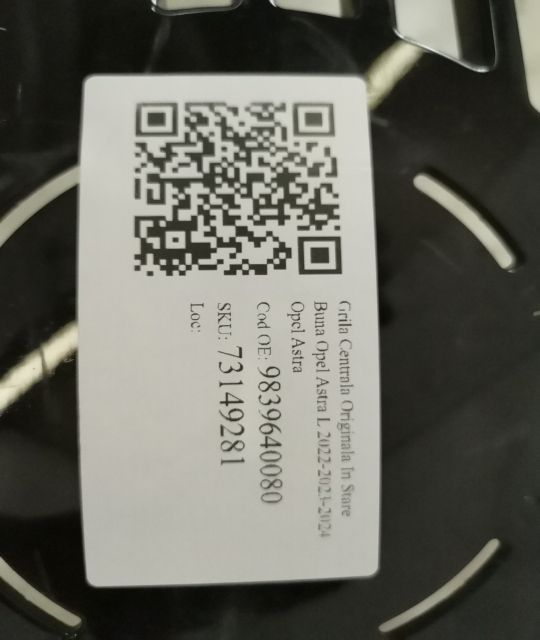 Оригинална централна решетка в добро състояние Опел Астра / Opel Astra