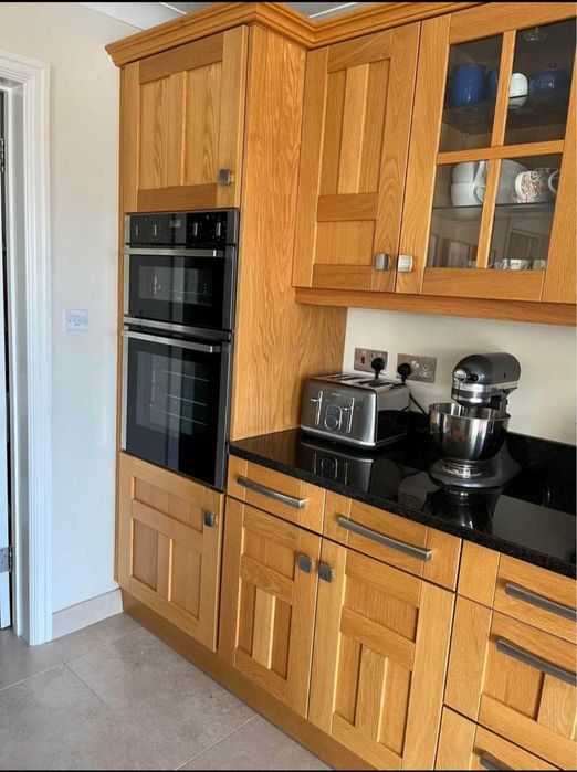 Кухня от Дъб - масив + уреди Neff и естесвени гранитни плотове