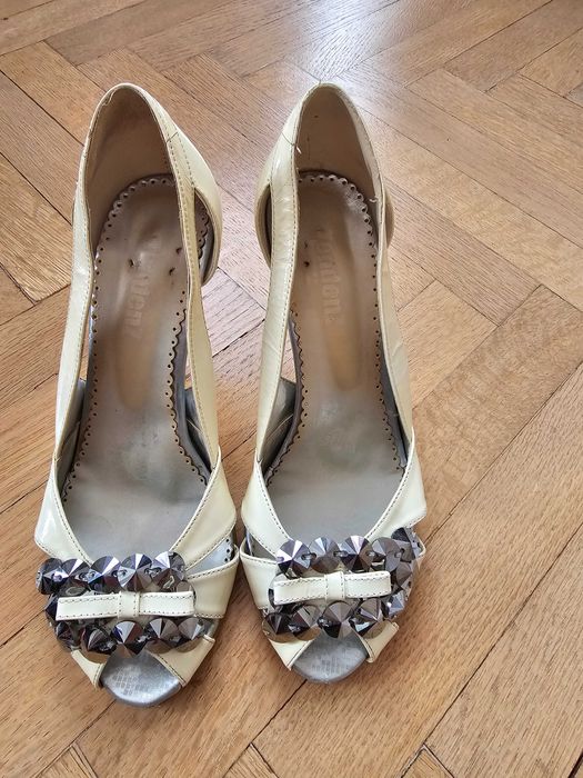 Бели официални обувки