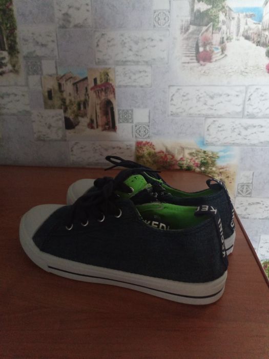 Продам кеды кроссовки новые