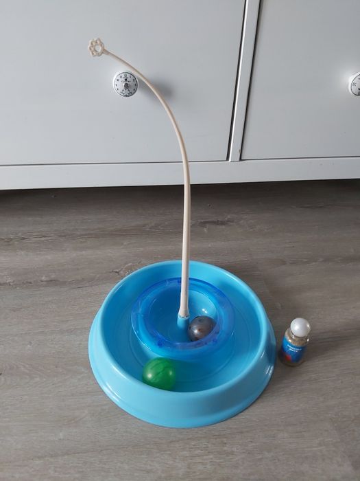 игрушки и шлейка для котенка