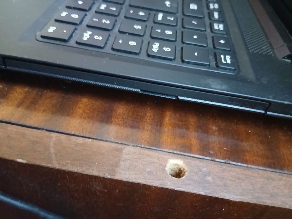 Продавам лаптоп Lenovo.   Може и лек коментар на цената.