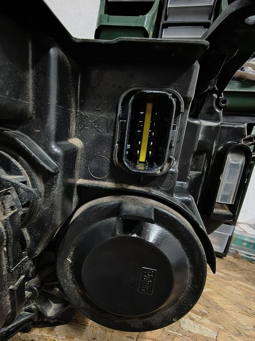 Far stânga Dacia Duster 2