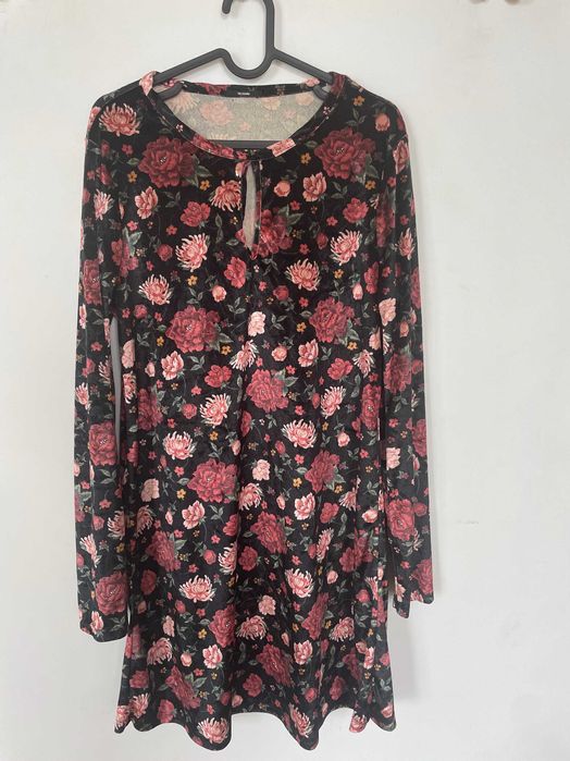 Красива велурена рокля на цветя размер M/L, като нова