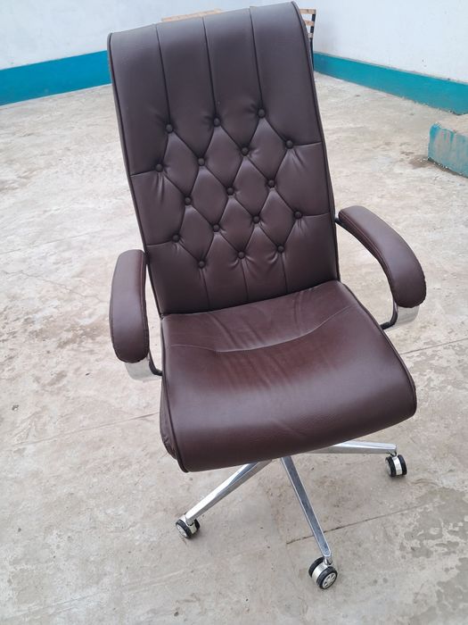 Ofisning kreslo sotiladi xolati yangi umuman ishlatilmagan