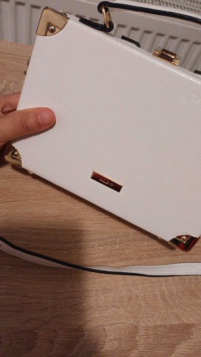 Vând gentuțà de la Aldo, aproape nouă, purtata doar de 4 ori.