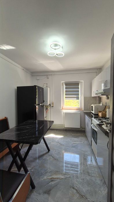Apartament 4 camere de închiriat